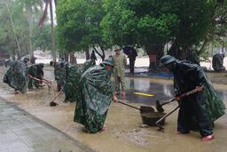 Bộ đội khẩn trương giúp nhân dân khắc phục hậu qua sau mưa lũ