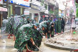Bộ đội Thừa Thiên Huế khẩn trương giúp nhân dân khắc phục hậu qua sau mưa lũ