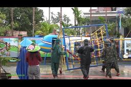 Bộ đội, dân quân LLVT Thành phố Huế giúp các trường học dọn dẹp sau mưa bão