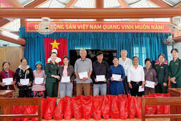 Hội phu nữ cơ quan Bộ CHQS thành phố thăm, tặng quà các nạn nhân chất độc/dioxin trên địa bàn thành phố