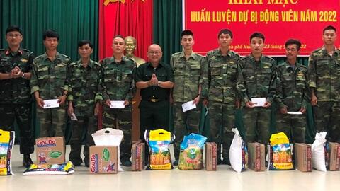 Ban CHQS thành phố Huế với phong trào “Thăm hỏi động viên gia đình quân nhân có hoàn cảnh khó khăn” và “Hỗ trợ xây dựng nhà đồng đội”