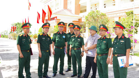 Quân khu 4 tổ chức chấm thi doanh trại chính quy, xanh, sạch, đẹp tại Ban CHQS huyện Phong Điền
