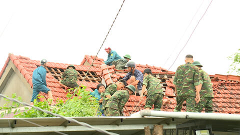 Khẩn trưởng giúp nhân dân khắc phục hậu quả sau bão tại Thành phố Huế