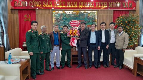 Đảng ủy, Ban Chỉ huy Quân sự huyện A Lưới tặng hoa, chúc mừng huyện ủy A Lưới nhân kỷ niệm ngày thành lập Đảng
