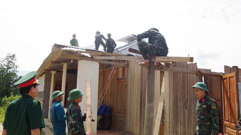 Hàng chục cán bộ, chiến sĩ Lực lượng vũ trang tỉnh giúp dân khắc phục hậu quả do lốc xoáy tại huyện A Lưới
