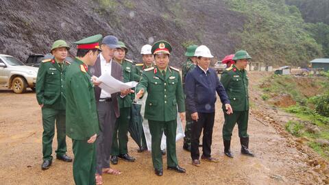 Đoàn công tác cơ quan Bộ Quốc phòng kiểm tra tiến độ thi công đường 74