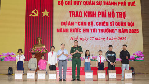 Bộ CHQS thành phố Huế: Trao kinh phí hỗ trợ dự án “Cán bộ, chiến sĩ Quân đội Nâng bước em tới trường” năm 2025