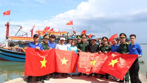 Tặng quà cho các gia đình chính sách, gia đình có hoàn cảnh khó khăn và tặng Cờ Tổ quốc cho ngư dân trên địa bàn huyện Phú Vang, Thành phố Huế