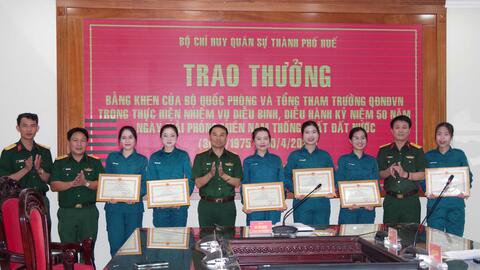 Trao tặng bằng khen của Bộ Quốc phòng và Tổng tham mưu trưởng Quân đội nhân dân Việt Nam cho lực lượng hoàn thành xuất sắc nhiệm vụ diễu binh, diễu hành kỷ niệm 50 năm ngày giải phóng Miền Nam, thống nhất đất nước