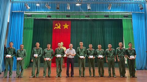 Lãnh đạo UBND huyện và Ban CHQS huyện Quảng Điền thăm, tặng quà các đồng chí chiến sỹ mới