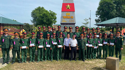Thị xã Phong Điền: Thăm, tặng quà và dự Lễ tuyên thệ chiến sĩ mới năm 2025 tại Trung đoàn 6/Bộ CHQS thành phố Huế và Trung đoàn 335, Sư đoàn 324, Quân khu 4