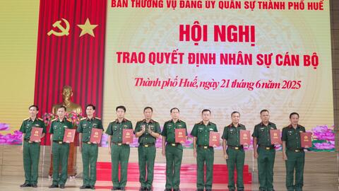 Bộ CHQS thành phố Huế: công bố quyết định giải thể Ban CHQS cấp huyện và trao quyết định nhân sự cán bộ
