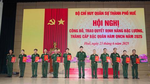 Bộ CHQS thành phố trao quyết định nâng bậc lương, thăng cấp bậc quân hàm QNCN năm 2025