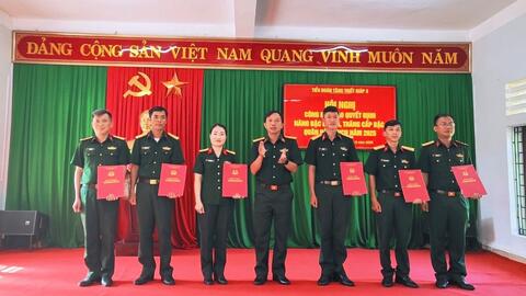 Tiểu đoàn Tăng Thiết giáp 3 công bố, trao quyết định nâng bậc lương, thăng cấp bậc quân hàm quân nhân chuyên nghiệp năm 2025