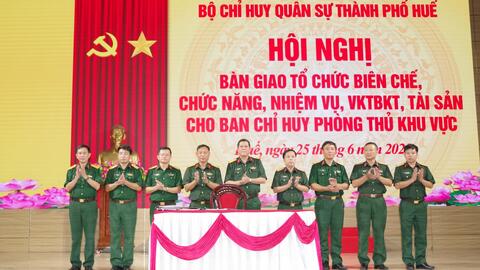 Bộ Chỉ huy quân sự thành phố bàn giao tổ chức biên chế, chức năng, nhiệm vụ, vũ khí trang bị kỹ thuật cho Ban Chỉ huy phòng thủ khu vực.