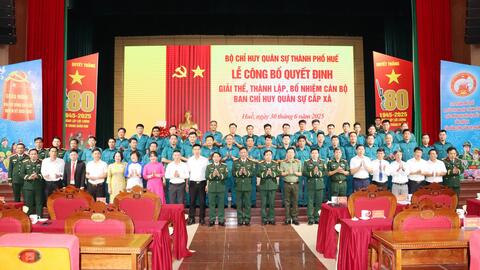 Bộ CHQS thành phố Huế công bố quyết định giải thể, thành lập mới 40 Ban CHQS cấp xã