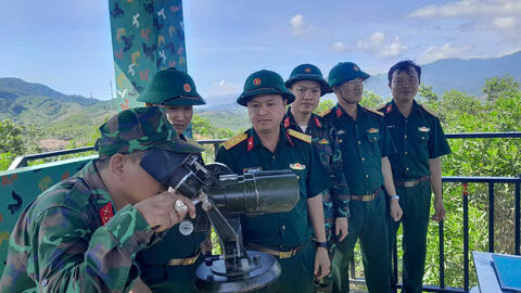 Thủ trưởng Phòng Tham mưu kiểm tra công tác sẵn sàng chiến đấu tại Đài quan sát phòng không Bốt Đỏ