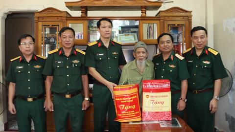Bộ tư lệnh Quân khu 4 thăm, tặng quà dịp 27/7 trên địa bàn thành phố Huế