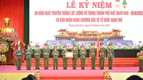 Lực lượng vũ trang thành phố Huế Kỷ niệm 80 năm Ngày truyền thống và đón nhận Huân chương Bảo vệ Tổ quốc hạng Nhì