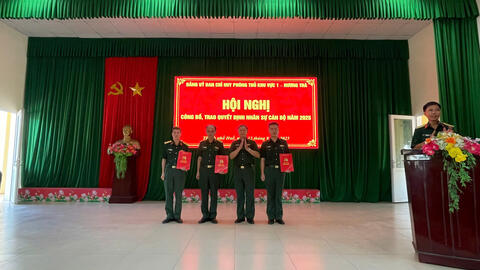Ban Chỉ huy PTKV1 - Hương Trà công bố, trao quyết định thăng quân hàm, nâng lương cho cán bộ năm 2025