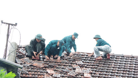 Bộ CHQS thành phố Huế huy động hàng trăm cán bộ, chiến sĩ giúp dân khắc phục hậu quả bão số 10