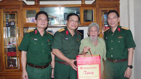 Bộ Tư lệnh Quân khu 4 thăm, tặng quà các gia đình chính sách, người có công với cách mạng trên địa bàn Thành phố Huế