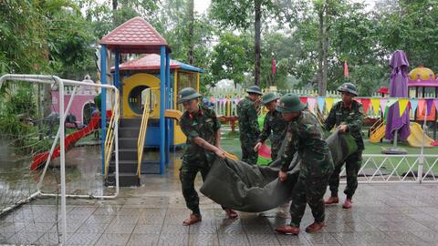 Bộ đội, dân quân LLVT Thành phố Huế giúp các trường học dọn dẹp sau mưa bão