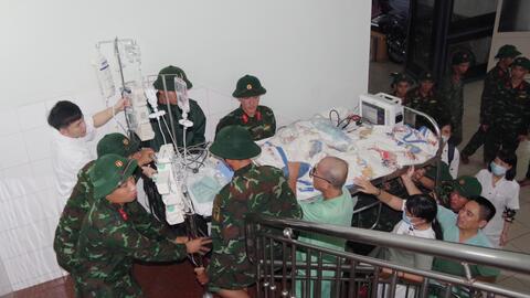 Cán bộ, chiến sĩ Bộ CHQS thành phố Huế xuyên đêm hỗ trợ di chuyển bệnh nhân và sơ tán nhân dân đến nơi an toàn