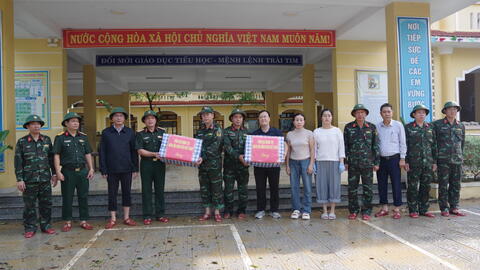 Thượng tướng Trương Thiên Tô, Phó Chủ nhiệm Tổng cục Chính trị tặng quà, động viên nhân dân vùng lũ thành phố Huế