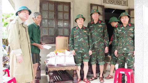 Quân khu 4 chỉ đạo công tác tìm kiếm nạn nhân mất tích và tặng quà một số gia đình bị ngập lụt tại tại Phường Hương Trà