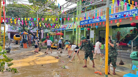 Ban chỉ huy PTKV 1 – Hương Trà chung sức giúp dân khắc phục hậu quả lũ lụt
