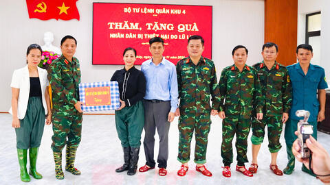 Trung tướng Hà Thọ Bình thăm, hỏi động viên tặng quà nhân dân vùng lũ Thành phố Huế