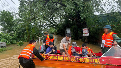 Bộ CHQS thành phố Huế khẩn trương hỗ trợ di dời nhiều nhà dân vùng ngập sâu