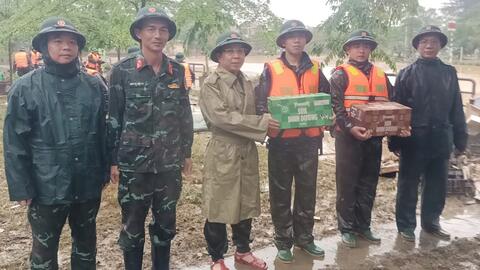 Chính uỷ Bộ CHQS thành phố thăm tặng quà động viên cán bộ, chiến sĩ thực hiện nhiệm vụ