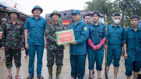 Tư lệnh Quân khu 4 chỉ đạo các lực lượng khẩn trương giúp nhân dân khắc phục hậu quả mưa lũ tại thành phố Huế