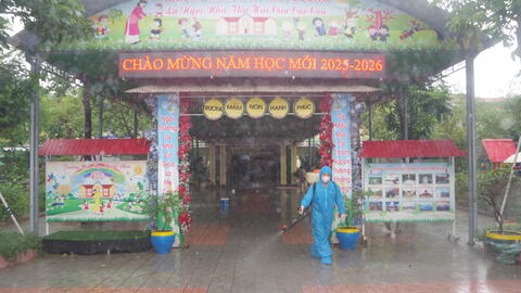 Bộ đội Thành phố hỗ trợ khử khuẩn, sẵn sàng đón học sinh trở lại trường sau lũ