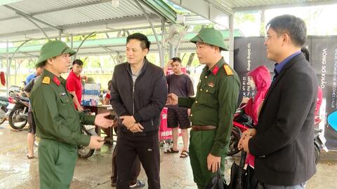 Bộ CHQS thành phố phối hợp sửa xe máy miễn phí cho sinh viên và người dân