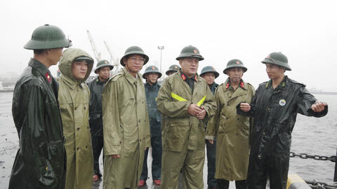 Bộ CHQS thành phố Huế kiểm tra chỉ đạo công tác ứng phó bão số 13 trên địa bàn xã Chân Mây - Lăng Cô