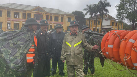 Bộ CHQS thành phố Huế kiểm tra công tác ứng phó với bão số 13