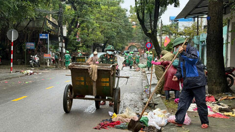 Cán bộ, chiến sĩ Tiểu đoàn Tăng Thiết giáp 3 xung kích giúp dân khắc phục sau mưa lũ