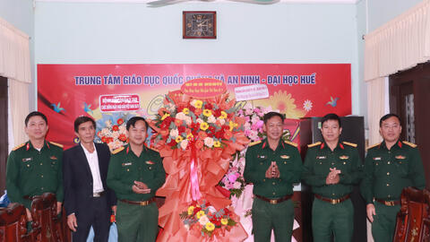 Lãnh đạo Bộ CHQS thành phố thăm, chúc mừng ngày nhà giáo Việt Nam 20/11