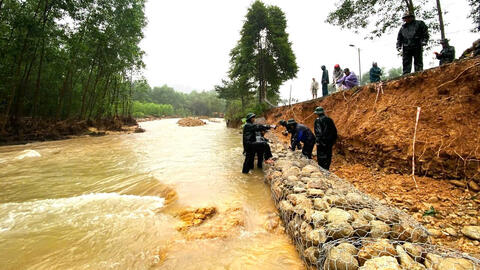 Hơn 50 cán bộ, chiến sĩ và lực lượng dân quân tham gia khắc phục sạt lỡ tại xã Hưng Lộc, Thành phố Huế