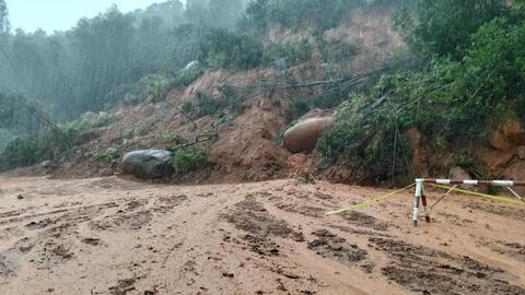 Sạt lở nghiêm trọng ở khu vực núi Vĩnh Phong xã Chân Mây - Lăng Cô, thành phố Huế