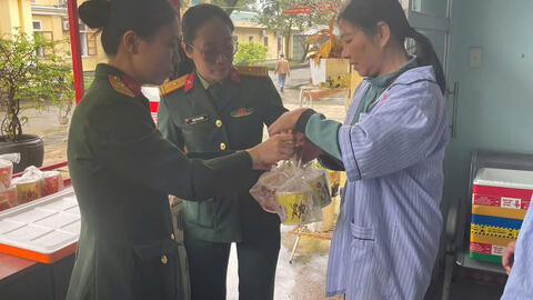 Hoạt động “Bát cháo yêu thương - Ấm lòng người bệnh”