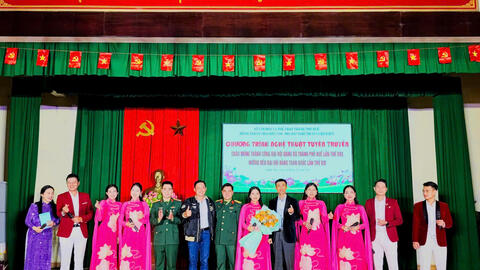 Biểu diễn chương trình nghệ thuật chào mừng thành công Đại hội Đảng bộ thành phố Huế lần thứ XVII