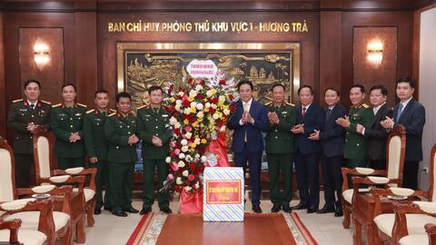 Chủ tịch UBND thành phố thăm, chúc mừng Ban Chỉ huy PTKV 1 – Hương Trà