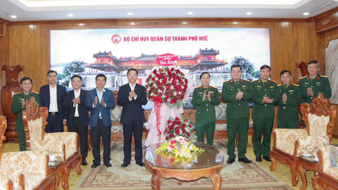 Bí thư Thành ủy Nguyễn Đình Trung chúc mừng cán bộ, chiến sĩ Lực lượng vũ trang Thành phố nhân dịp 22.12