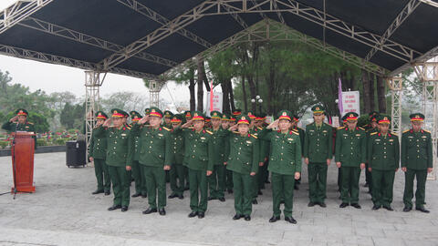 Bộ CHQS Thành phố Huế Dâng hương, dâng hoa tại nghĩa trang liệt sĩ Thành phố Huế