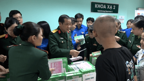 Bộ CHQS thành phố trao gửi yêu thương đến các bệnh nhân ung thư