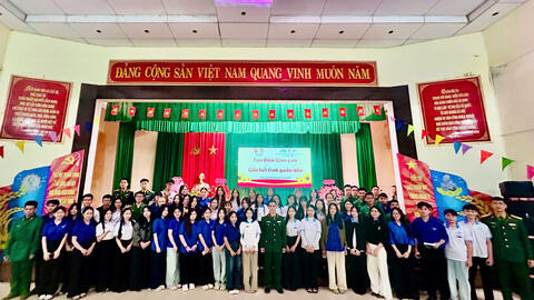 Tiểu đoàn Bộ binh 1 - Trung đoàn 6 phối hợp với Đội Tình nguyện - Đoàn Trường Đại học Sư phạm Huế tổ chức toạ đàm "Gắn kết tình quân dân"